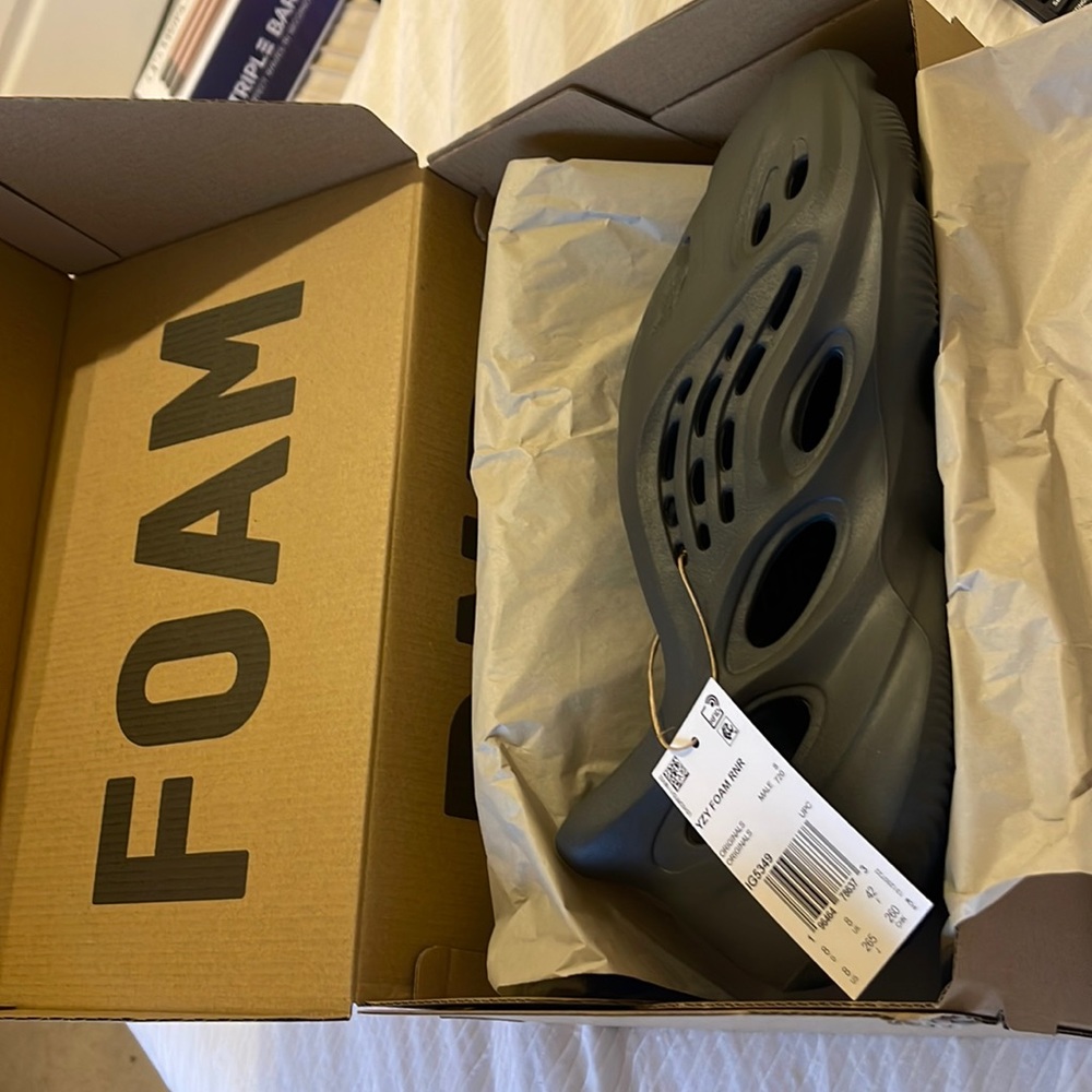 Yeezy Foam Runners Carbon Size 8 men’s